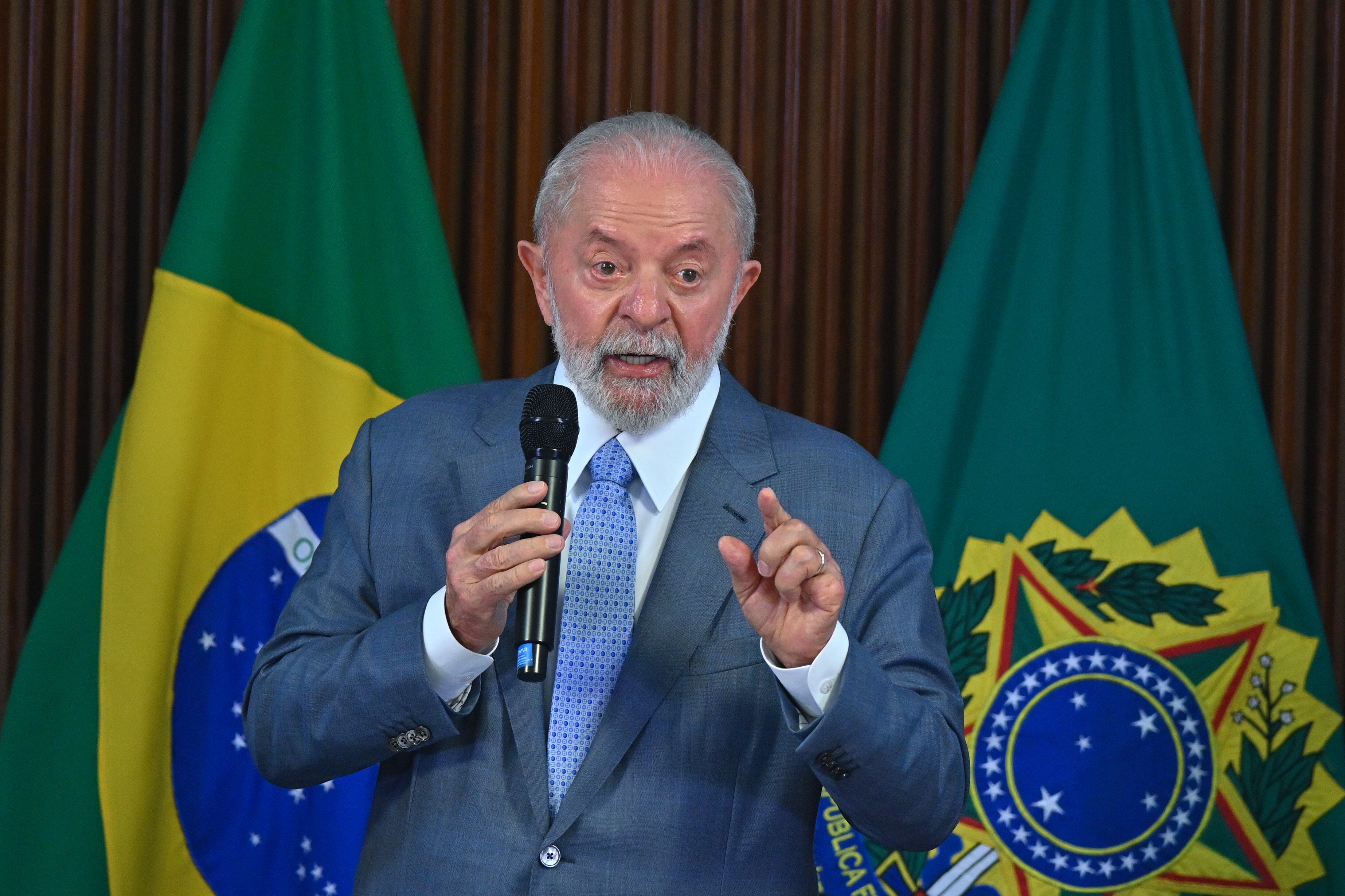 AME9728. BRASILIA (BRASIL), 18/03/2024.- El presidente de Brasil, Luiz Inácio Lula da Silva, habla durante una reunión con su gabinete de ministros este lunes, en el Palacio de Planalto en Brasilia (Brasil). Lula instó este lunes a "consolidar" la democracia, después de que el país corriera "serio riesgo" de sufrir "un golpe" de Estado perpetrado por su antecesor, el ultraderechista Jair Bolsonaro. "Hoy estamos seguros de que este país corrió serio riesgo de tener un golpe de Estado", dijo Lula después de conocerse el testimonio de dos excomandantes de las Fuerzas Armadas, que afirmaron ante la Policía que Bolsonaro les propuso sumarse a su plan para anular las elecciones de 2022 con el propósito de mantenerse en el poder. EFE/ Andre Borges