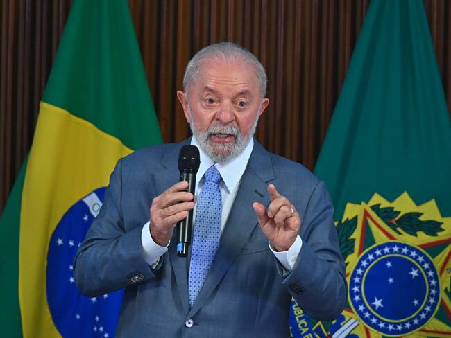 AME9728. BRASILIA (BRASIL), 18/03/2024.- El presidente de Brasil, Luiz Inácio Lula da Silva, habla durante una reunión con su gabinete de ministros este lunes, en el Palacio de Planalto en Brasilia (Brasil). Lula instó este lunes a &quot;consolidar&quot; la democracia, después de que el país corriera &quot;serio riesgo&quot; de sufrir &quot;un golpe&quot; de Estado perpetrado por su antecesor, el ultraderechista Jair Bolsonaro. &quot;Hoy estamos seguros de que este país corrió serio riesgo de tener un golpe de Estado&quot;, dijo Lula después de conocerse el testimonio de dos excomandantes de las Fuerzas Armadas, que afirmaron ante la Policía que Bolsonaro les propuso sumarse a su plan para anular las elecciones de 2022 con el propósito de mantenerse en el poder. EFE/ Andre Borges
