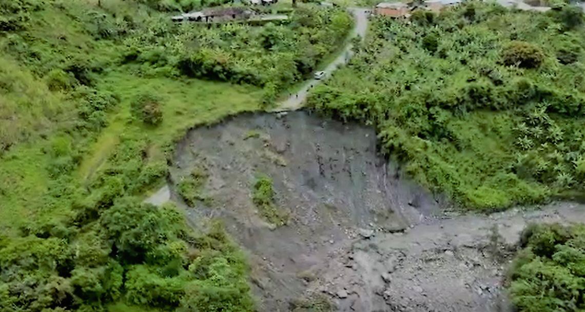 Fuertes lluvias causaron una avalancha que se llevó parte de la banca de la vía nacional. Crédito: Alcaldía de Almaguer.
