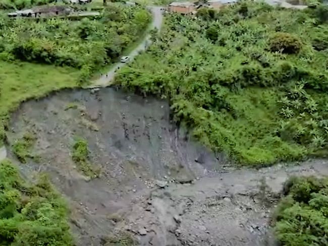 Fuertes lluvias causaron una avalancha que se llevó parte de la banca de la vía nacional. Crédito: Alcaldía de Almaguer.