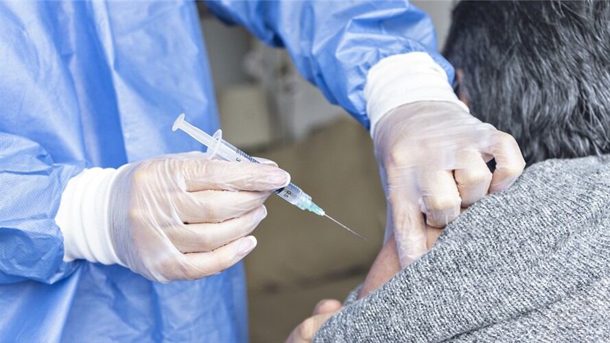 En Bogotá, más de 800.000 personas mayores de 50 años en Bogotá no han querido vacunarse contra el COVID-19. Foto: Getty Images / RECVISUAL