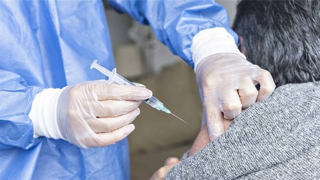 En Bogotá, más de 800.000 personas mayores de 50 años en Bogotá no han querido vacunarse contra el COVID-19. Foto: Getty Images / RECVISUAL