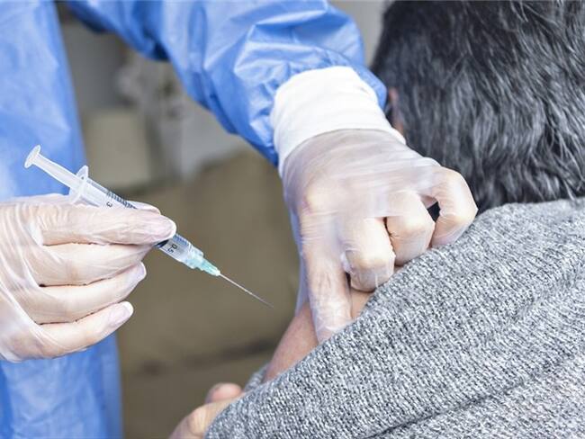 En Bogotá, más de 800.000 personas mayores de 50 años en Bogotá no han querido vacunarse contra el COVID-19. Foto: Getty Images / RECVISUAL