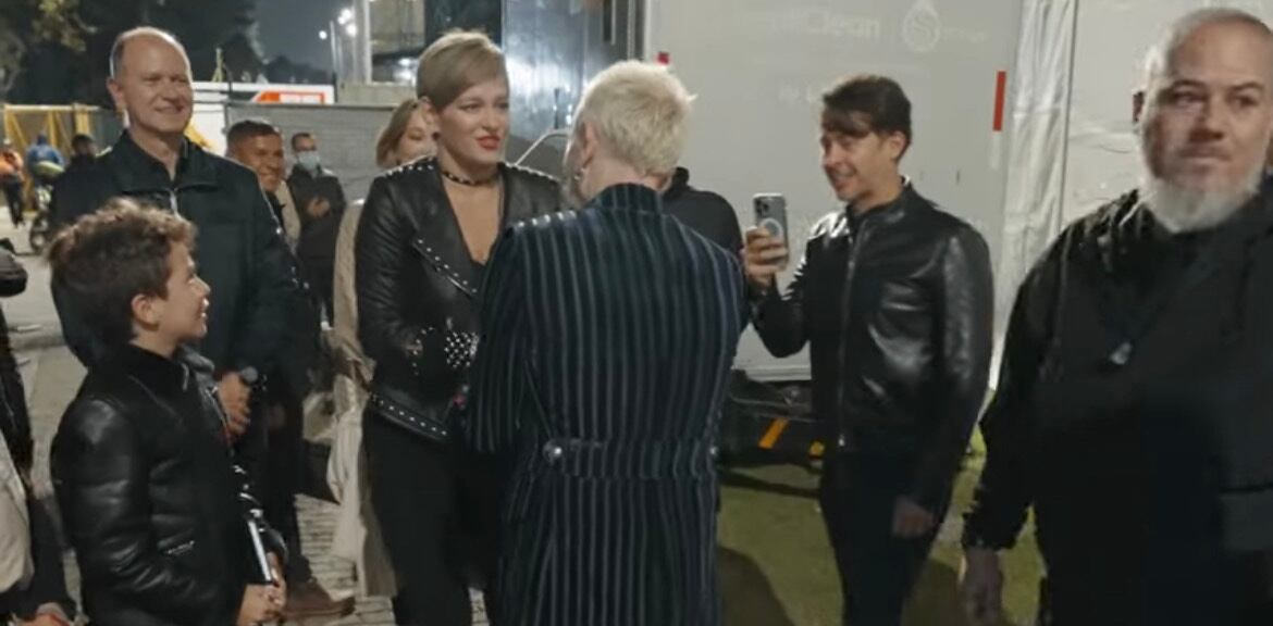 Primera dama, Verónica Alcocer, con Def Leppard. Foto: YouYube Def Leppard