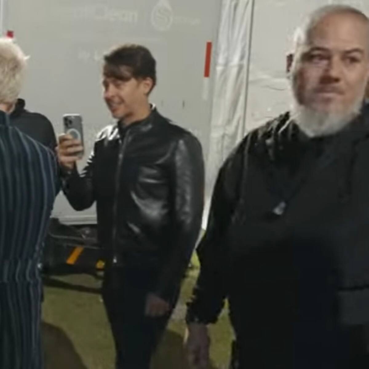 A Verónica Alcocer también le gusta rock: saludó a los integrantes de Def Leppard