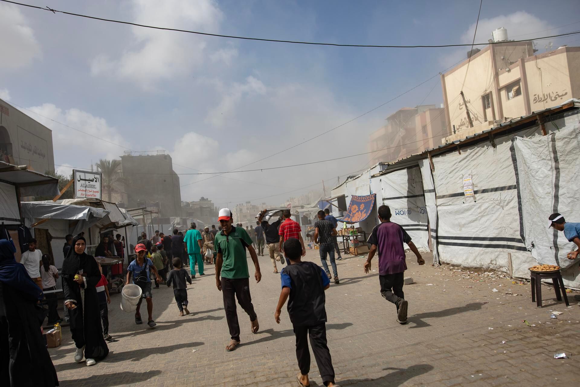 GAZA (---), 25/08/2025.- Palestinians flee following an Israeli airstrike targeting Nasser Hospital in Khan Younis, southern Gaza Strip, 25 August 2025. According to the Palestinian Health Ministry, the airstrike hit the fourth floor of the Nasser Medical Complex, followed by a second attack upon the arrival of ambulance crews to retrieve the injured and the dead, leaving at least 20 killed, including 5 journalists. EFE/EPA/HAITHAM IMAD