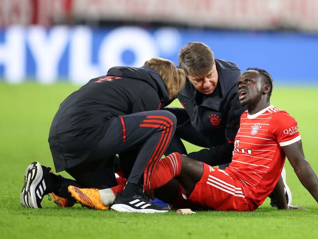 Sadio Mané del Bayern Munich lesionado durante el partio de Bundesliga ante el SV Werder Bremen (Foto por Stefan Matzke - sampics/Corbis via Getty Images)