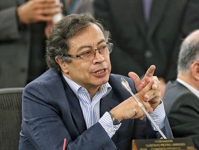 El senador de Colombia Humana, Gustavo Petro, intervino durante un foro sobre la reforma a la salud. Foto: Colprensa / CAMILA DÍAZ