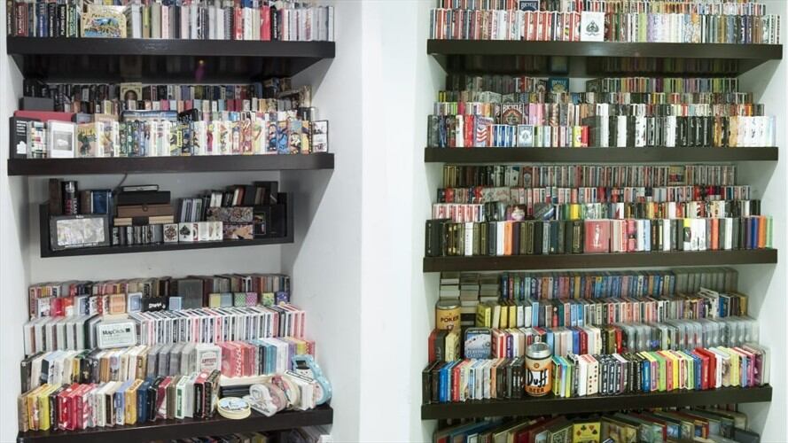 Un arquitecto bogotano apasionado por la magia tiene 1315 de barajas de este juego. . Foto: