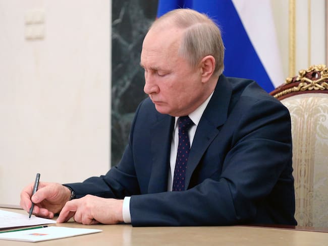 Putin exigirá a los países “inamistosos” que paguen el gas ruso en rublos