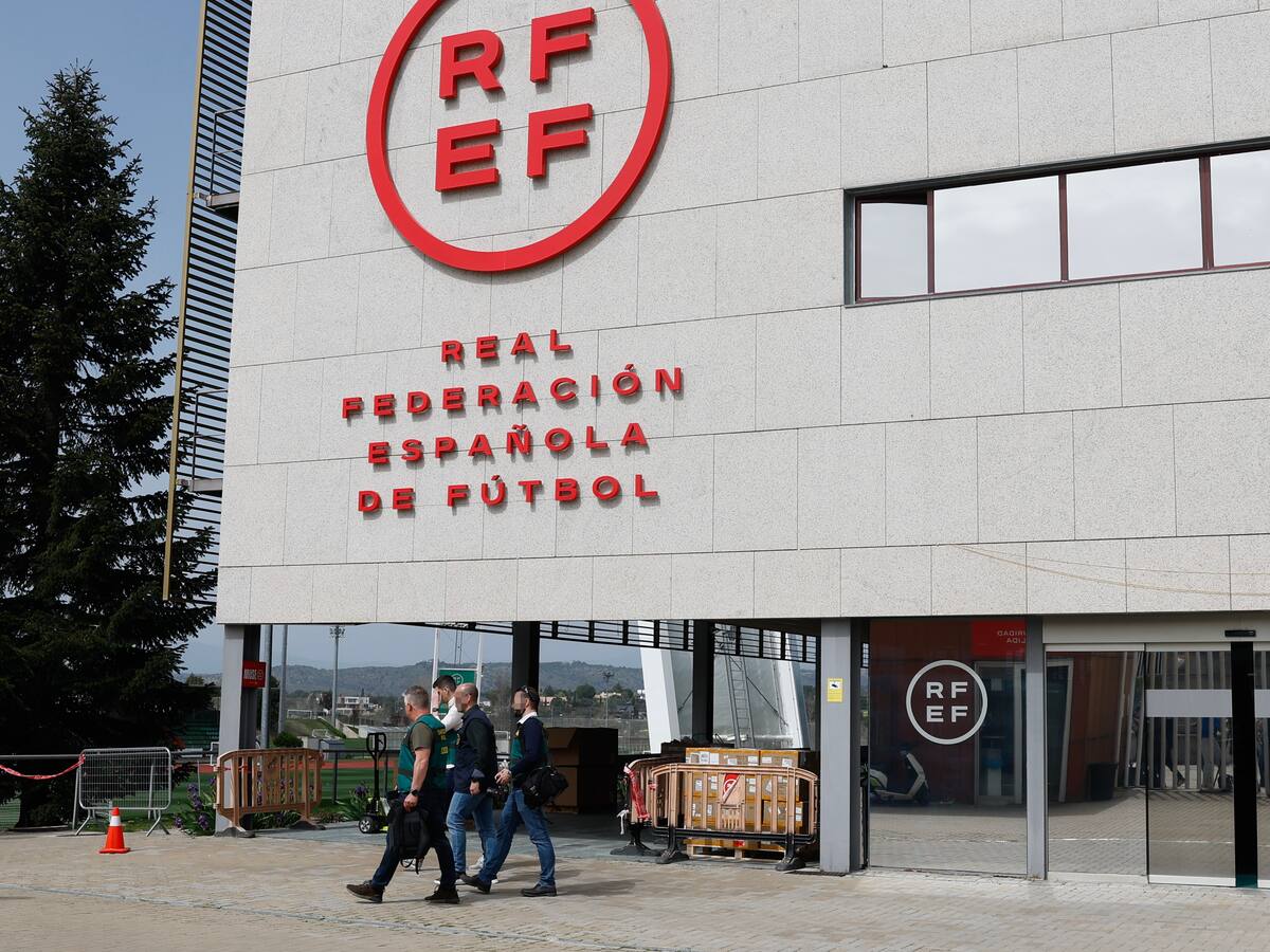 Por contratos irregulares registran la Federación Española de Fútbol