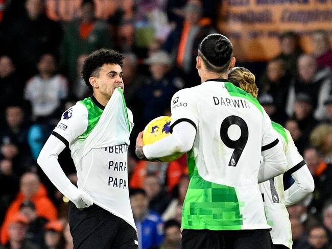 Luis Díaz muestra mensaje para su padre tras anotar contra el Luthon Town. (Foto: JUSTIN TALLIS / AFP)