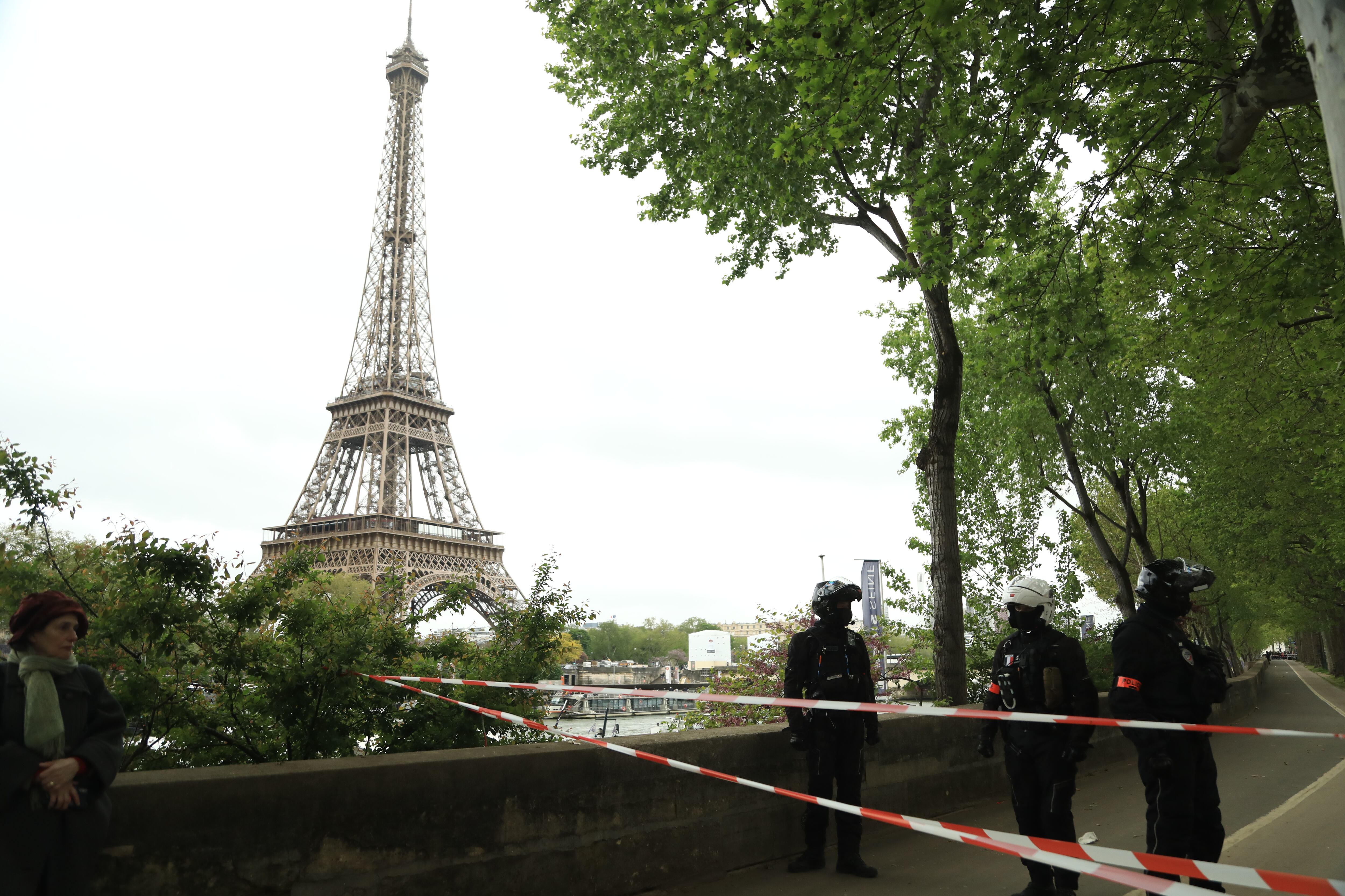 Despliegue policial en París (Francia) ante amenaza de explosivos en la Embajada de Irán.  (Foto: Mohamad Salaheldin Abdelg Alsayed/Anadolu via Getty Images)