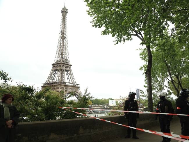 Despliegue policial en París (Francia) ante amenaza de explosivos en la Embajada de Irán. (Foto: Mohamad Salaheldin Abdelg Alsayed/Anadolu via Getty Images)
