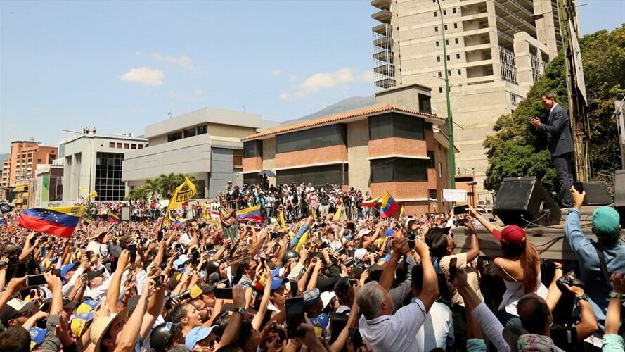 Miles de chavistas también se movilizaron para celebrar 20 años de revolución, indignados con la pretensión de imponerles un mandatario "encapuchado".. Foto: Getty Images