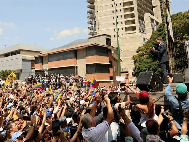 Miles de chavistas también se movilizaron para celebrar 20 años de revolución, indignados con la pretensión de imponerles un mandatario &quot;encapuchado&quot;.. Foto: Getty Images