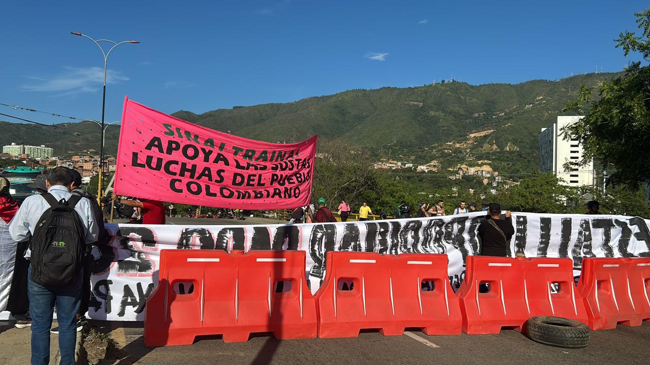 Desde las 6 de la mañana, comenzaron los bloqueos en tres sectores de Bucaramanga. Foto: Laura Basto