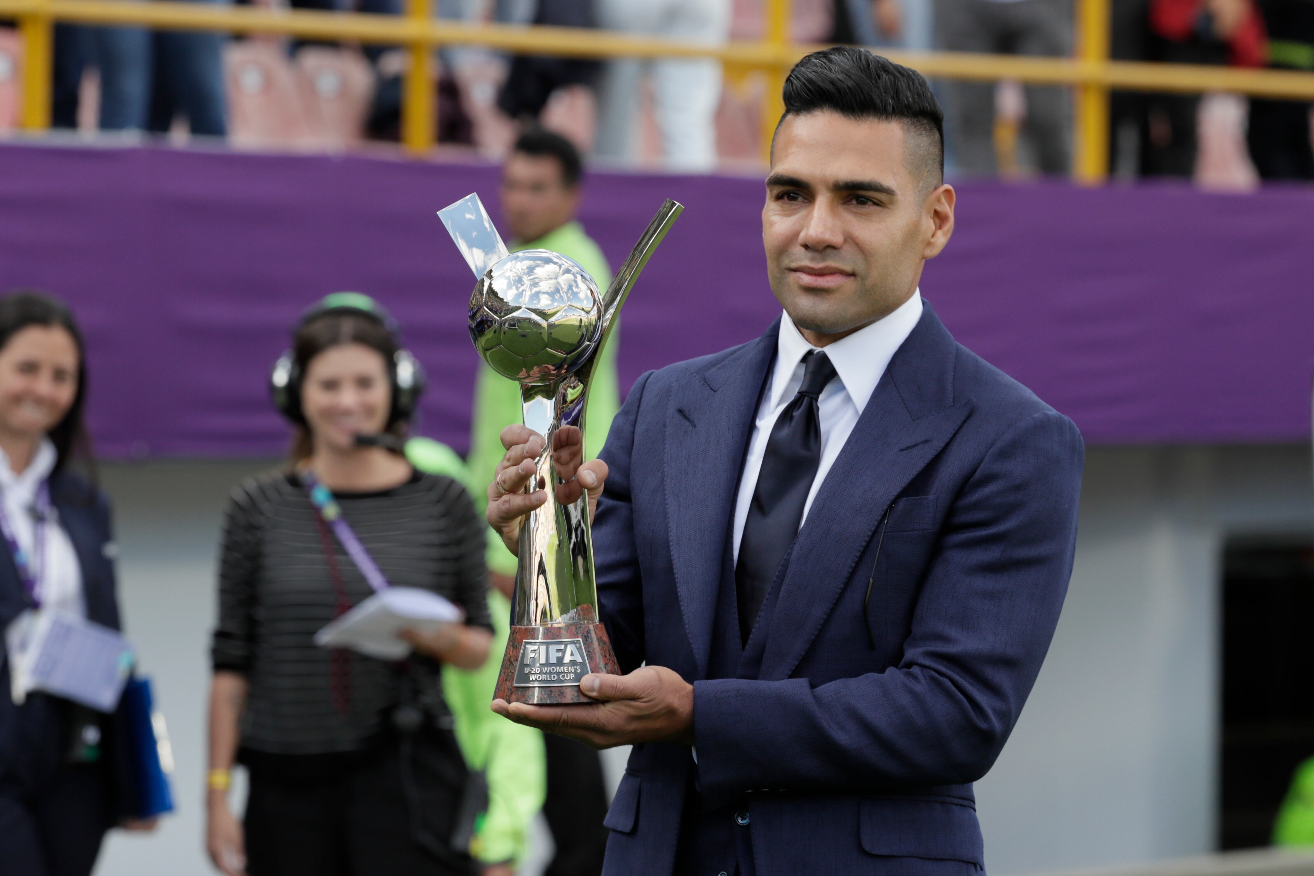 El futbolista Radamel Falcao García sostiene el trofeo de la Copa Mundial Femenina sub-20 este domingo, previo al partido entre las selecciones de Corea del Norte y Japón en el estadio El Campín, en Bogotá (Colombia). Foto: EFE/ Carlos Ortega