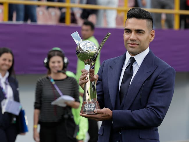 El futbolista Radamel Falcao García sostiene el trofeo de la Copa Mundial Femenina sub-20 este domingo, previo al partido entre las selecciones de Corea del Norte y Japón en el estadio El Campín, en Bogotá (Colombia). Foto: EFE/ Carlos Ortega