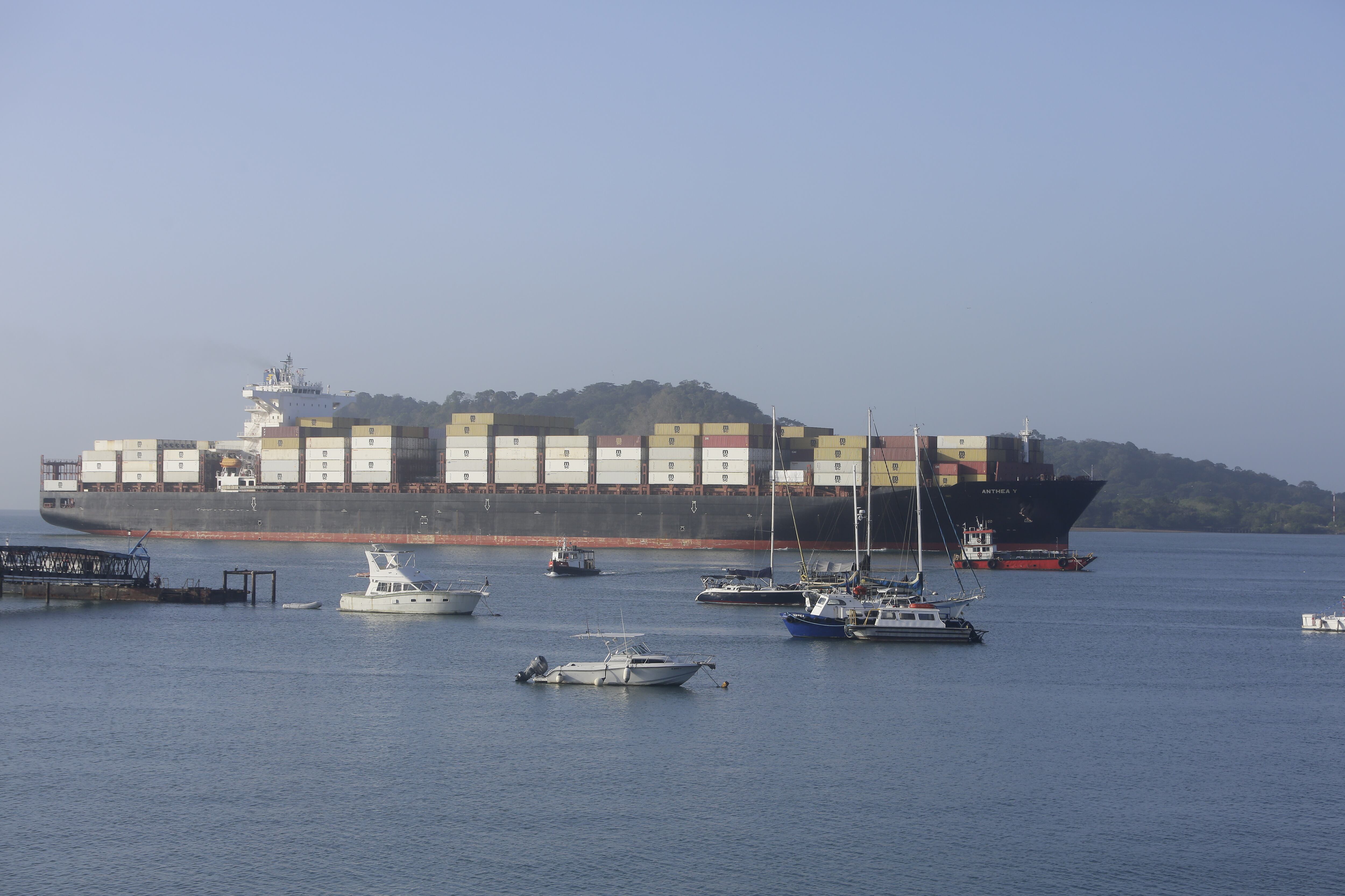 Buque transitando por Canal de Panamá. FOTO: EFE/ Carlos Lemos