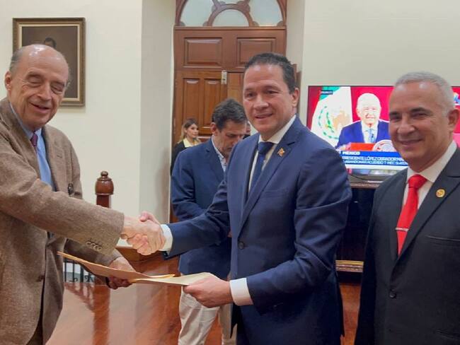 Encuentro entre Álvaro Leyva, canciller designado por el presidente electo de Colombia, y el gobernador de esa entidad, Freddy Bernal y el canciller venezolano, Carlos Faría. Foto: Cortesía Gobernación estado Táchira.