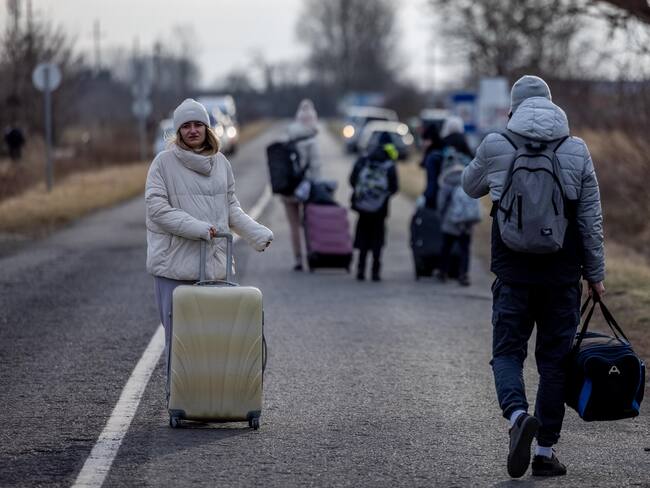 Ucranianos caminan para huir de la guerra en su país