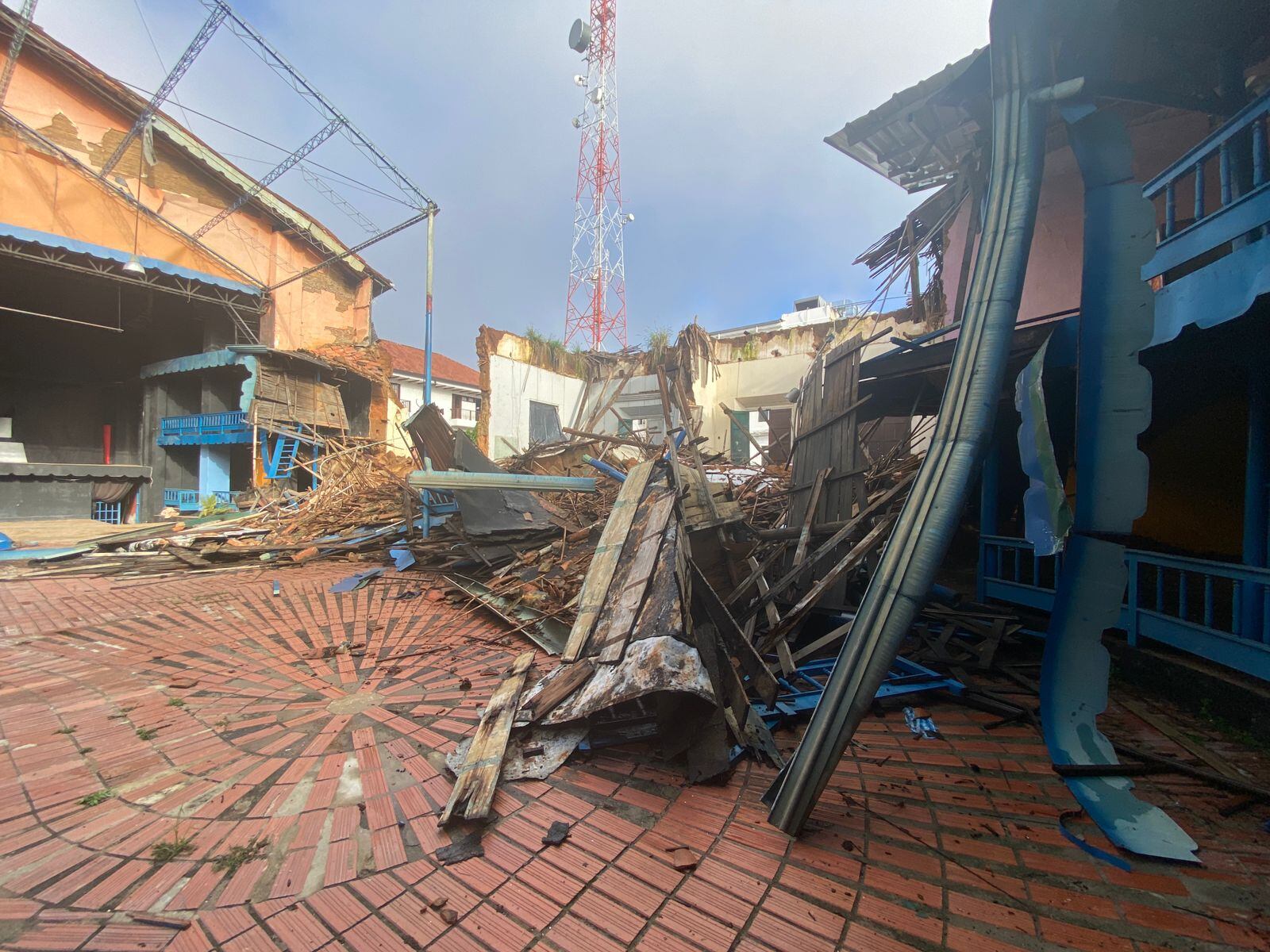 Colapsó costado norte del Teatro Peralta.