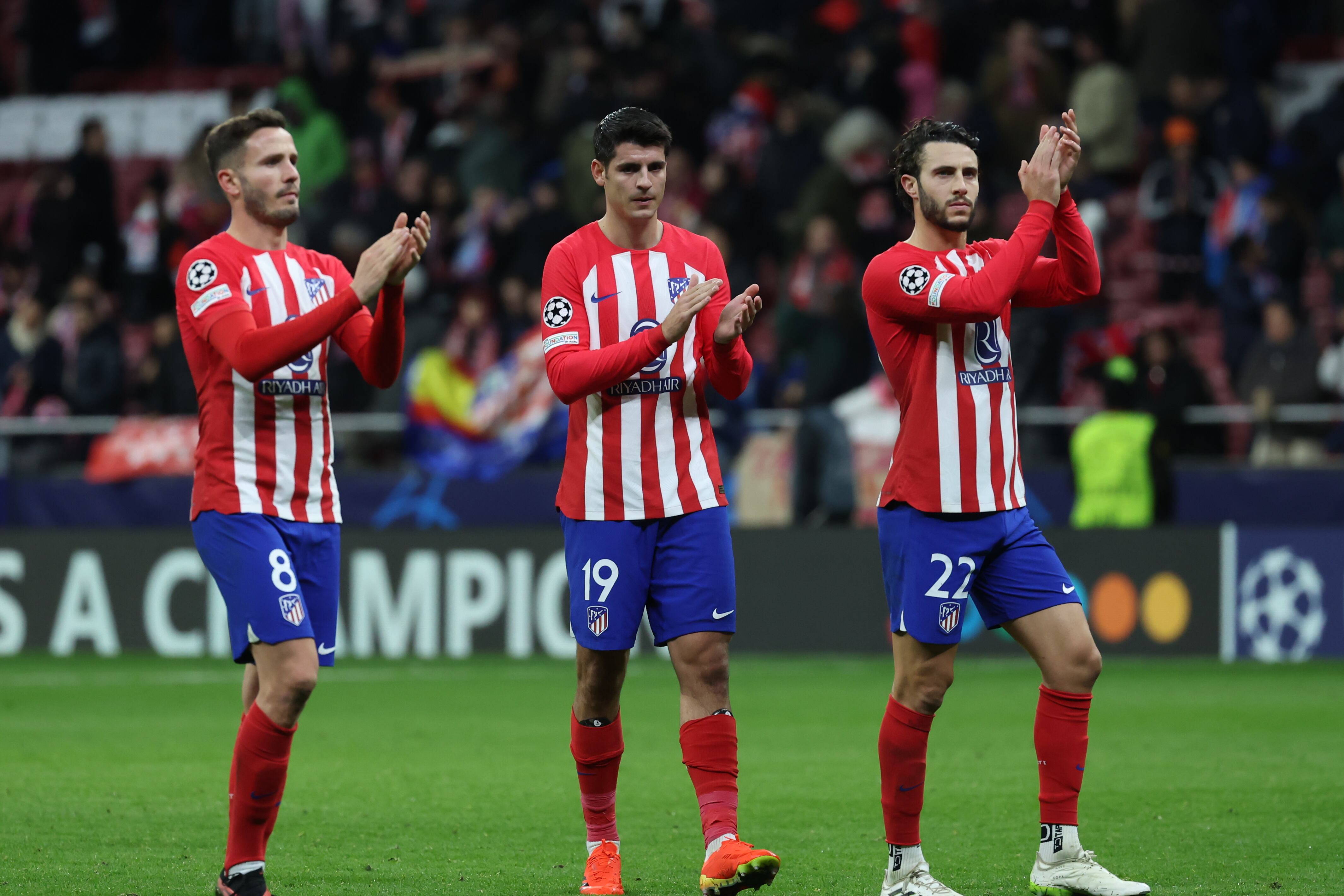 MADRID, 13/12/2023.- Los jugadores del Atlético de Madrid (i-d) Saúl Ñíguez, Morata y Mario Hermoso, tras el partido del grupo E de la Liga de Campeones que Atlético de Madrid y SS Lazio disputaron este miércoles en el estadio Metropolitano, en Madrid. EFE/Kiko Huesca