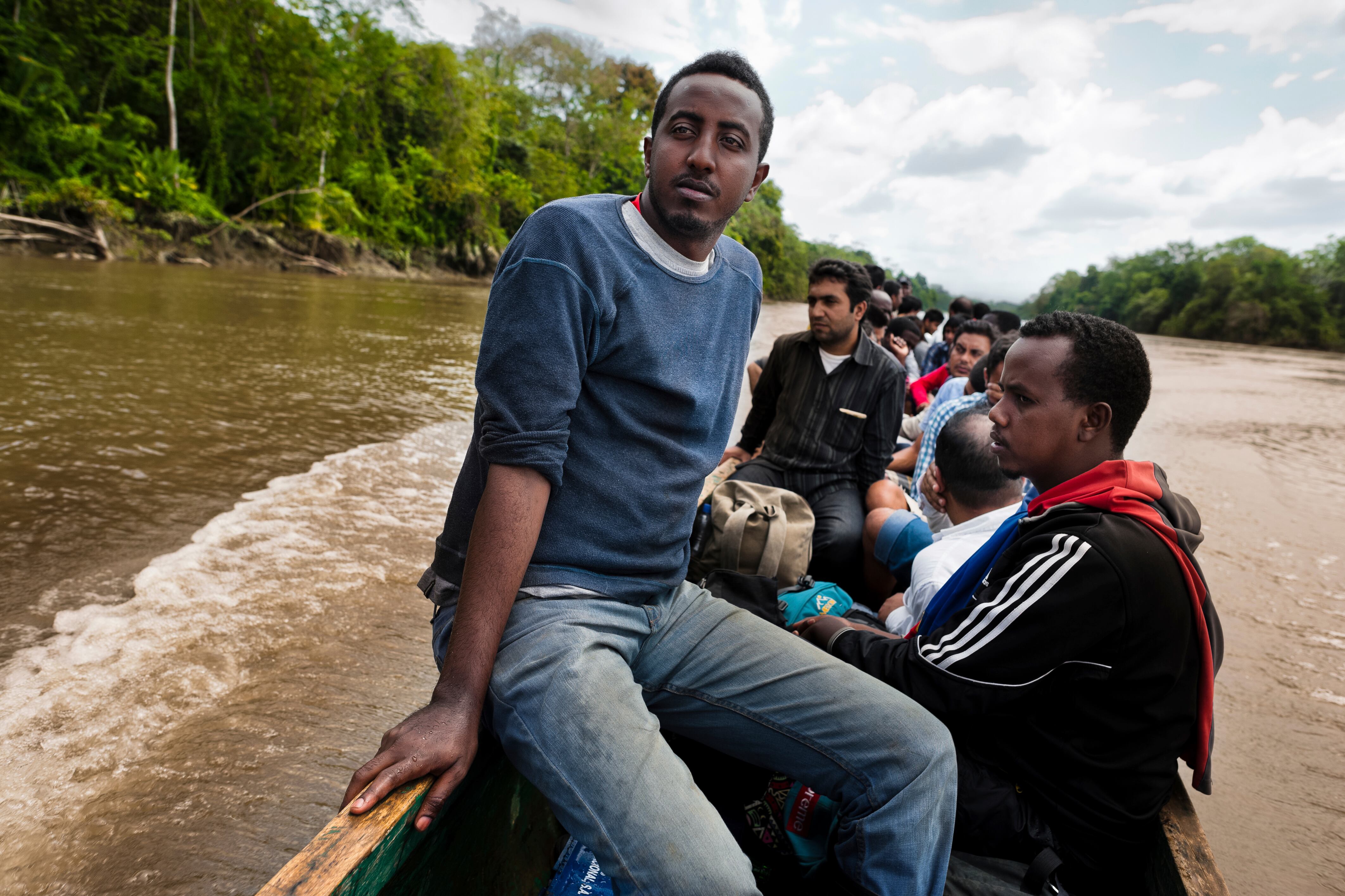 Migrantes de Somalia y Nepal utilizan una barca improvisada para cruzar por la selva del Darién. 
(Foto: Jan Sochor/Latincontent/Getty Images)