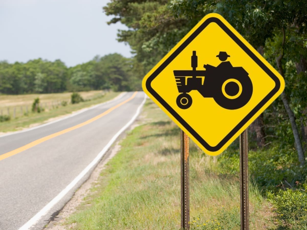 ¿Qué significa la señal de tránsito amarilla con un tractor? Multa por infringirla