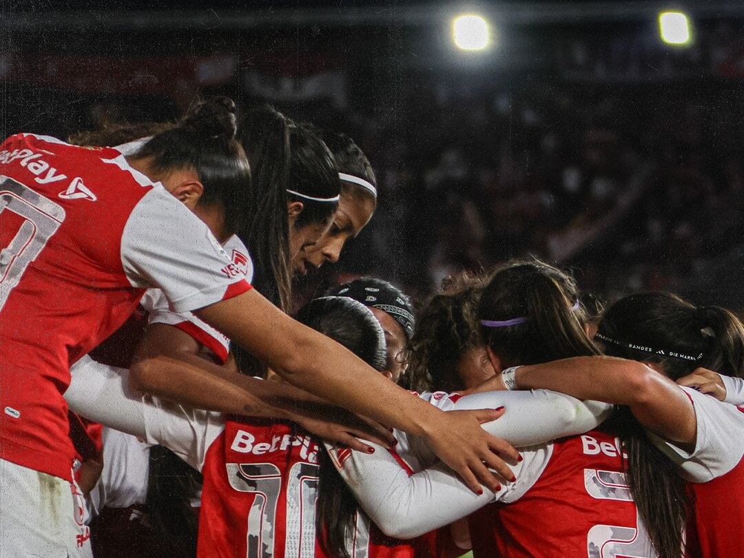 Las jugadoras de Santa Fe celebran su gol en la final de la Liga femenina / Twitter: @LeonasSantaFe.