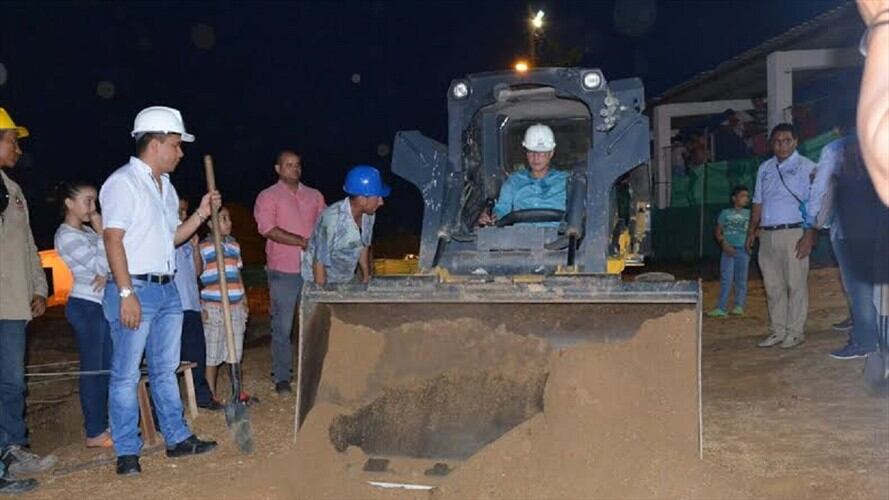 En 2015, el entonces alcalde Carlos Caicedo lideró el acto de primera piedra del proyecto de ludotecas en Bonda y Ciudad Equidad. A la fecha no han sido terminados. Foto: Alcaldía de Santa Marta