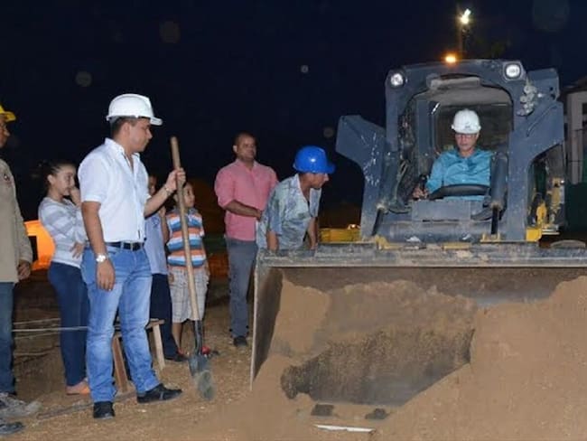 En 2015, el entonces alcalde Carlos Caicedo lideró el acto de primera piedra del proyecto de ludotecas en Bonda y Ciudad Equidad. A la fecha no han sido terminados. Foto: Alcaldía de Santa Marta