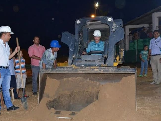 En 2015, el entonces alcalde Carlos Caicedo lideró el acto de primera piedra del proyecto de ludotecas en Bonda y Ciudad Equidad. A la fecha no han sido terminados. Foto: Alcaldía de Santa Marta