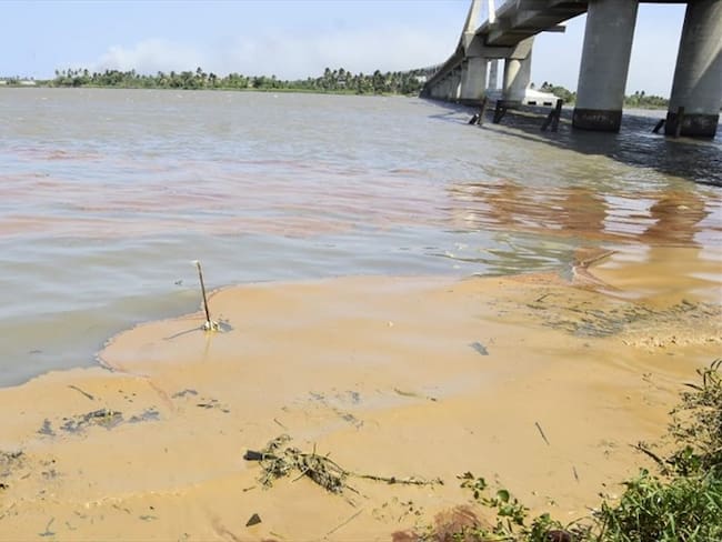 Empresa que derramó aceite en el río Magdalena fue cerrada temporalmente