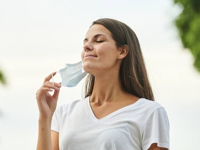 Anif propuso eliminar el uso de tapabocas en espacios abiertos debido a las bajas en las cifras de contagios de COVID 19 en el país y al avance del proceso de vacunación. . Foto: Getty Images