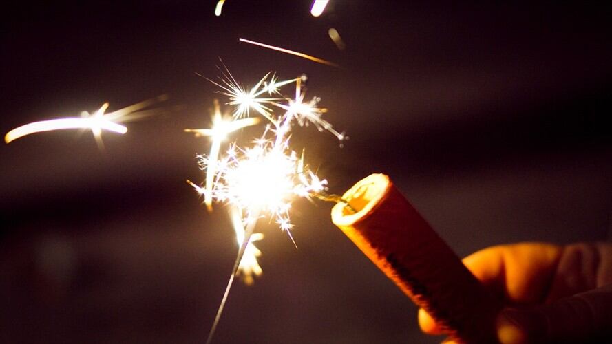 Por su parte, el ICBF adelanta una campaña denominada 'la fiesta eres tú', con la cual persiguen evitar la compra y quema de explosivos por parte de los menores. Foto: Getty Images