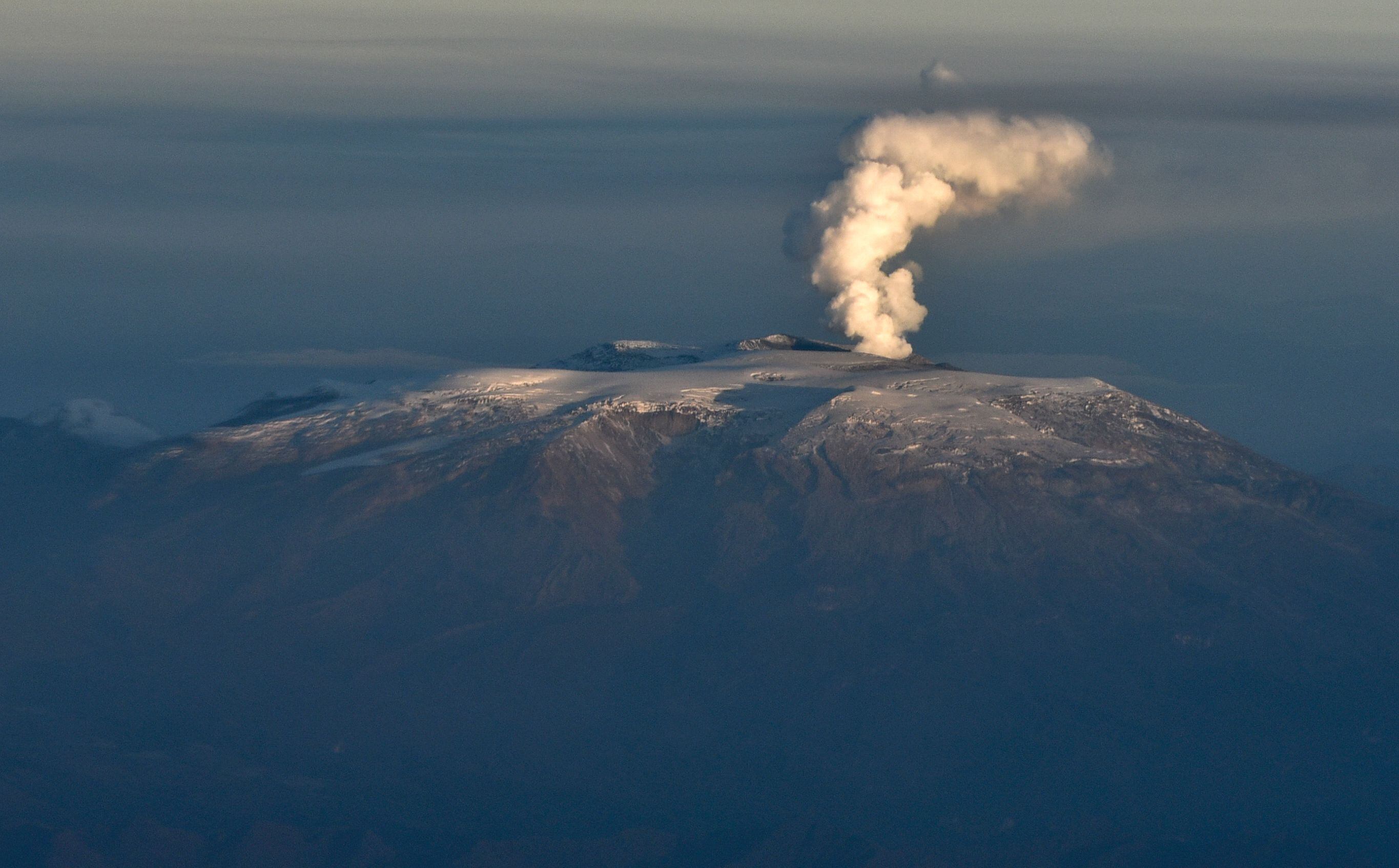 Vista aérea del volcán Nevado del Ruiz que muestra una columna de humo y cenizas el 21 de noviembre de 2016 en Colombia. Foto: LUIS ROBAYO/AFP vía Getty Images.