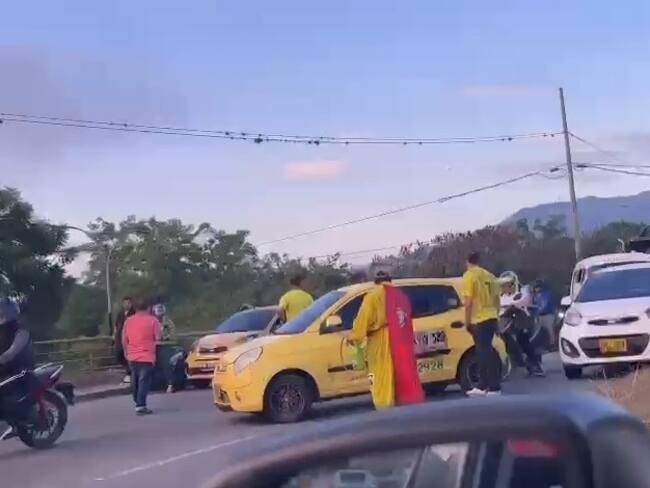 Taxistas protestan en Bucaramanga por el alza del precio de la gasolina y tarifa dinámica