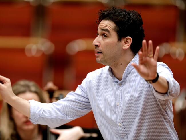 Andrés Orozco-Estrada dimite como director titular de la Orquesta Sinfónica de Viena. Foto: Brill/ullstein bild vía Getty Images.