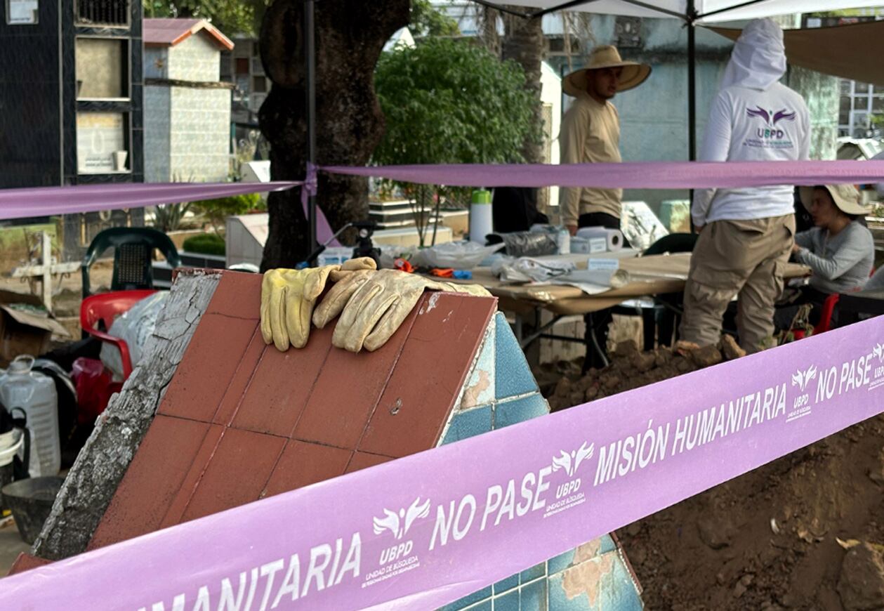 La Unidad de Búsqueda de Personas dadas por Desaparecidas (UBPD) recuperó los restos de seis personas víctimas del conflicto armado de Colombia que estaban en un cementerio de la ciudad colombiana de Neiva. EFE