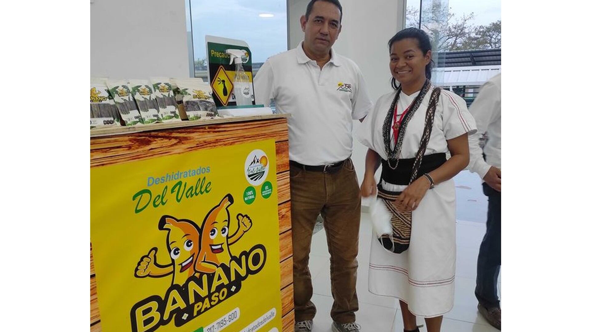 La familia trabajó en las barras energéticas durante toda la pandemia. El año pasado recibieron la certificación del Invima para empezar a comercializar este producto natural hecho a base de banano paso, maní, ajonjolí y arroz soplado. | Foto: tomada de @deshidratadosdorai