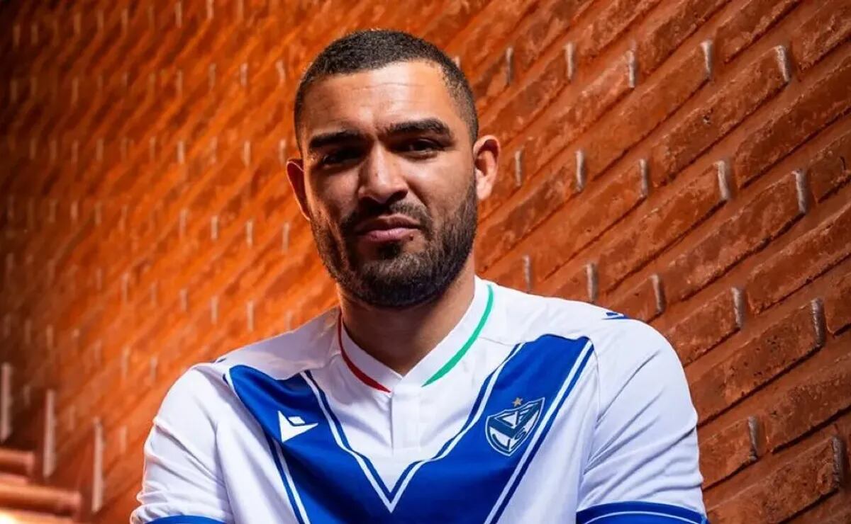 Alvaro Montero posa con la camiseta de Velez Sarsfield tras ser cedido al club argentino. FOTO: Velez Sarsfield