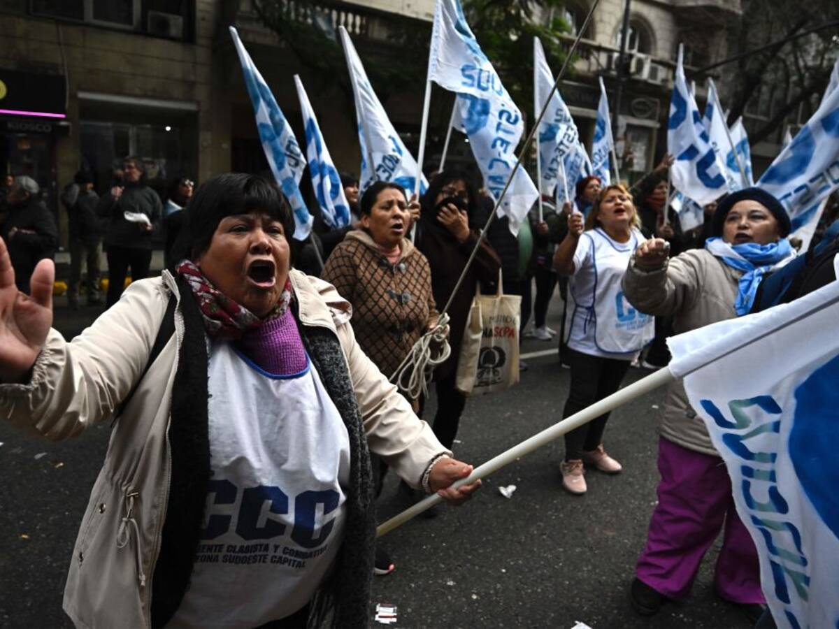 Casi un centenar de heridos durante protestas contra reforma constitucional en Argentina