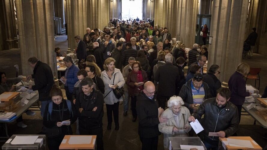 Hasta las 20H (18H00 GMT), cerca de 37 millones de españoles estaban llamados a elegir los 350 diputados de la cámara baja y 208 de los 266 senadores. Foto: Associated Press - AP