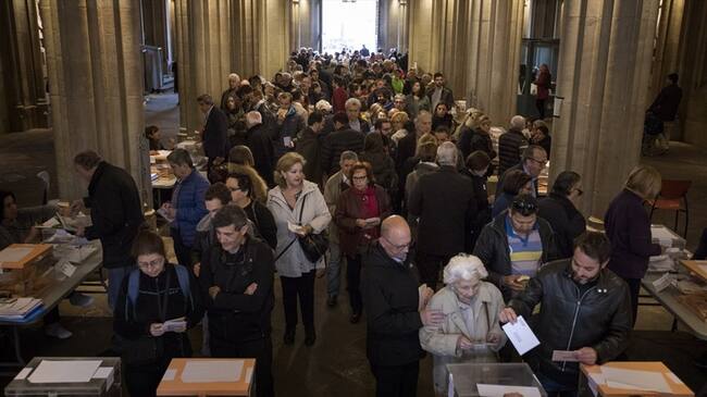 Hasta las 20H (18H00 GMT), cerca de 37 millones de españoles estaban llamados a elegir los 350 diputados de la cámara baja y 208 de los 266 senadores. Foto: Associated Press - AP