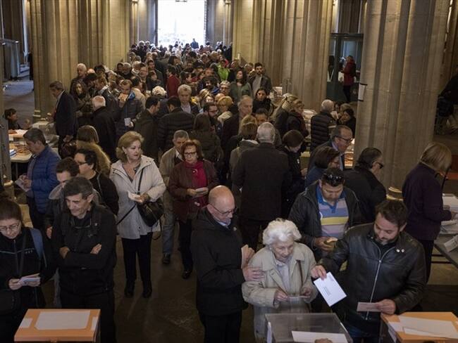 Hasta las 20H (18H00 GMT), cerca de 37 millones de españoles estaban llamados a elegir los 350 diputados de la cámara baja y 208 de los 266 senadores. Foto: Associated Press - AP