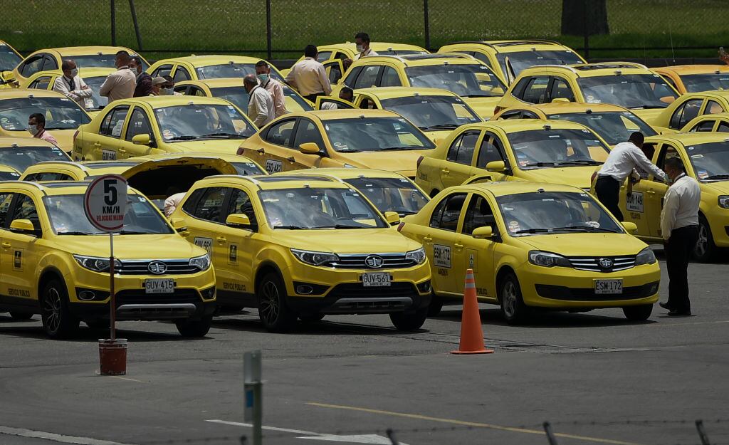 Taxis en Bogotá, Colombia (Photo by Juan BARRETO / AFP) (Photo by JUAN BARRETO/AFP via Getty Images)