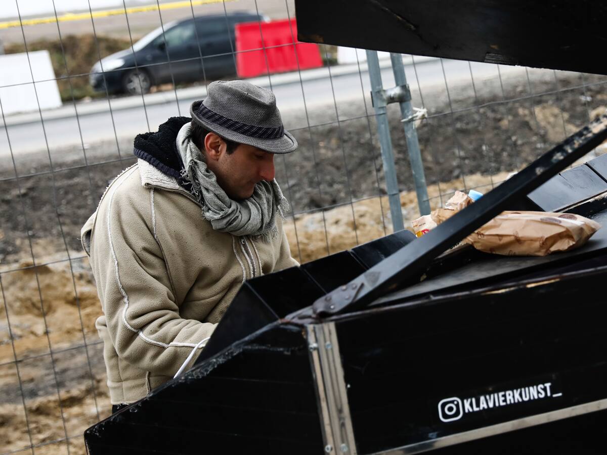 Davide Martello, el pianista que está en la frontera entre Ucrania y Polonia e inspira con su música