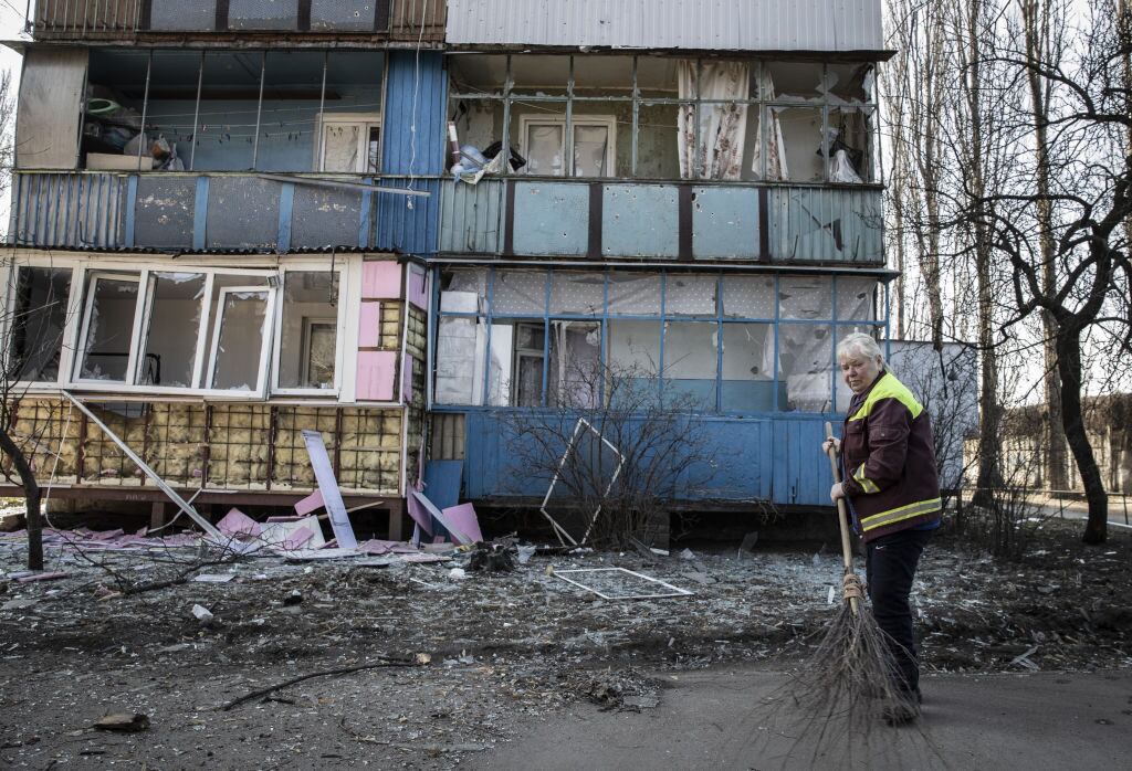 Zona residencial después de los ataques rusos en Kiev, Ucrania. (Photo by Emin Sansar/Anadolu Agency via Getty Images)